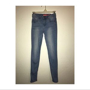 Mid-ride light washed jeans
